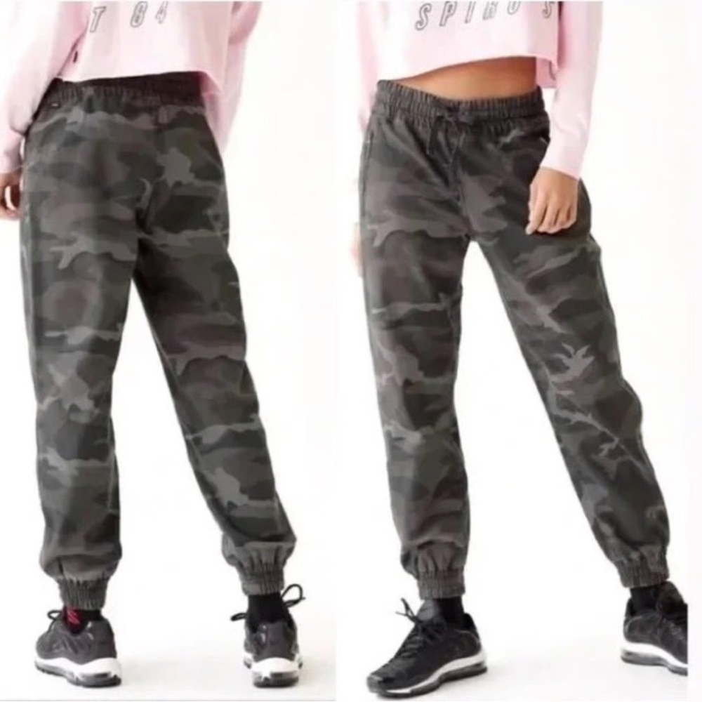 TNA Aritzia Camo Ankle Pant